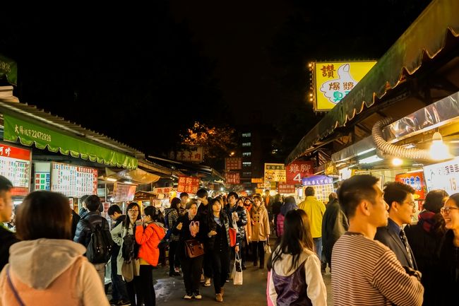 台湾の方の日常的に利用する夜市！<br /><br />いいね*<br />平日だが人が溢れていて活気が凄いね(・∀・)