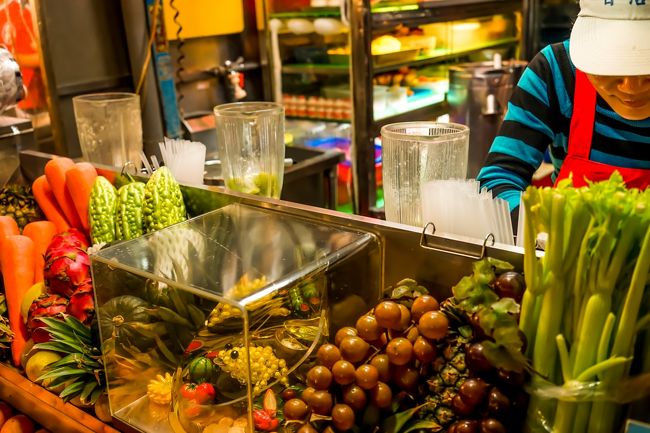 おお美味しそうなドリンクスタンド！<br />フル-ツ沢山あって美味しそうだからいただきます(*ﾟ∀ﾟ*)