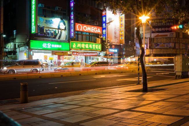 龍山寺駅前で座りながら頂きます----<br />出汁が効いててアツアツで(ﾟдﾟ)ｳﾏｰ<br /><br />日本のホントそうめんに近い麺の感じ<br /><br />台湾の麺料理は上手いのばかりだね<br />ちなみに自分牡蠣が食べれないので大腸麺線にしたのである(>_<)