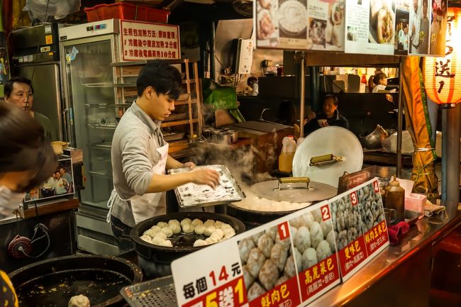 ここのお店で買った(*ﾟ∀ﾟ*)<br />って店の看板とかちゃんと撮れよ俺w（ﾟдﾟlll）<br /><br />この夜市は飲食が沢山あるのでオススメ！<br />地元民しかいないのでそういう雰囲気が好きな人向けです！<br /><br />駅から遠いのでタクシ-必須<br />龍山寺まで100元くらいでしたよ(^-^)