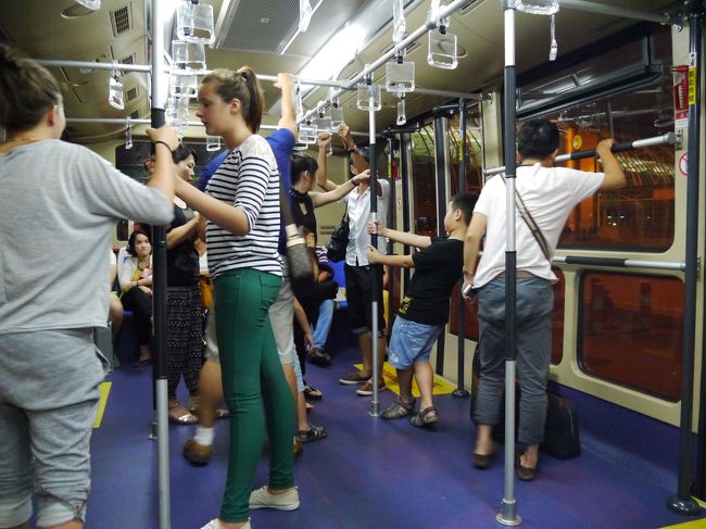 ハノイまでの飛行機まではバス移動・・