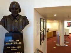 シェークスピアグローブ座

一般価格13.5ポンド

劇場ガイドツアーが付いています（英語です、A4サイズに簡単な日本語解説したのをくれました）
シェイクスピア像の奥に見えるのが、展示コーナーです。次のガイドツアーの時間を利用して見学しました。
無料で見学できます。

