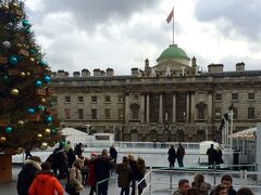 The Courtauld GalleryはSomerset Houseの中にあります。
Strand通りから入ると分かりやすくコートールドギャラリーの入り口です。
テームズ川を渡ってサマセットハウスに入って、写真のようなサマセットハウスの中庭を通り抜けてもコートールドギャラリーに入ります

写真は12月でアイススケートリンク+クリスマスデコレーションの中庭です。

iPhoneの動画です。

https://youtu.be/JwyLSfIZTww