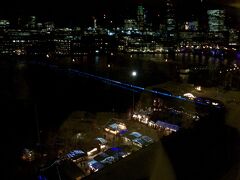 テートモダンのレストラン
窓際の席からのテームズ川に映る夜景がキレイです。

夕暮れ時に予約を取って、テームズ川の対岸の景色が刻々と変わってゆくのを一杯飲みながら楽しむ～というのがおすすめです。

動画です、ちょっと予約が早かったみたいですね。

https://youtu.be/CWS4ZlLXWcA