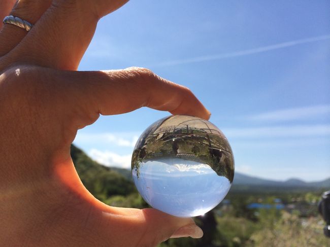 動く雲を撮って、早回しで編集し、動画をアップしているお兄さんから借りた真ん丸のクリスタル<br />屈折で逆さまに見える富士山