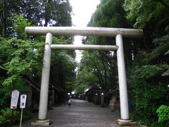 高千穂バスセンターより宮崎交通の岩戸行バスで天岩戸神社へ。


天岩戸神社もパワースポットで有名ですね



天岩戸神社は西と東に分かれており西本宮がメインかと。

ちなみに西本宮には天照大神が隠れていたと言われる天岩戸を見ることができます。

なお拝見には事前申し込み制で御払いを受けた後拝見となります。(ご神体なので撮影不可)


