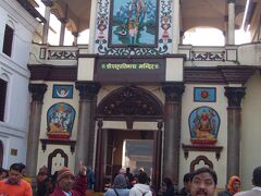 パシュパティナート寺院の前。
参詣者でごった返していました。
