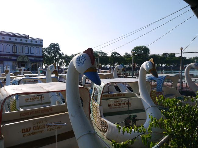 この湖の白鳥のボート<br /><br />顔怖すぎ・・