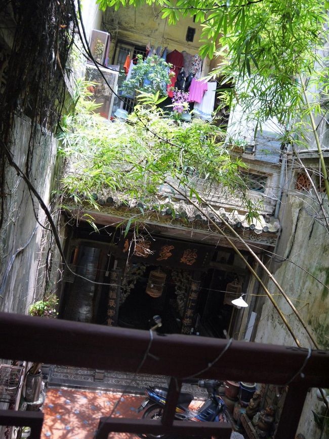 人ん家かと思ったらカフェでした<br /><br />わかりにくいけどおすすめ<br />ここのカフェのベランダからホアンキエム湖が見渡せます