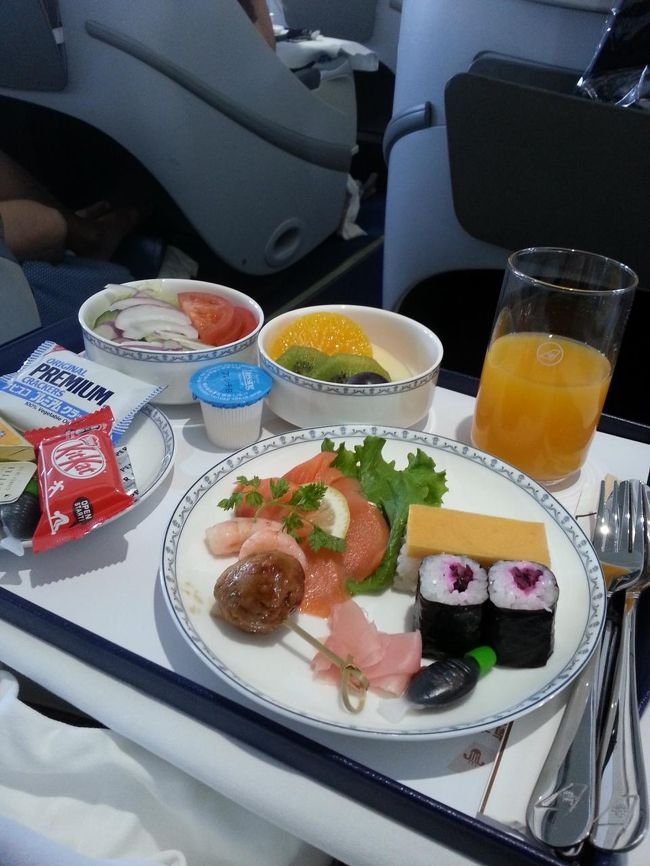 すご〜い<br /><br />お皿で機内食・・・