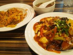 バンコク到着日の晩飯。
実は、チェックインで時間を食って、ホテルを出た頃には、閉まった店ばっか。
やっと、あいている店を見つけた！と思ったら、日本食（笑）