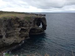 まずは恩納村の万座毛へ。
駐車場も整備され、土産物屋もあります。

韓国からの団体さんが来ていたので
少し待ってから行きました。

なかなかの迫力ですが…
天気が悪く、綺麗な海の色が…
火曜サスペンス的でなってます(^^ゞ
沖縄らしさが伝わりにくいですね。