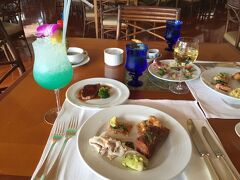 昼食はホテルのカフェテラス”ラ・ティーダ”
朝食を昼食に変更してもらいました。
昨年は食事だけで利用しましたが、雰囲気・味とも良かったです！
飲み物は別オーダーで白ワインと私は運転があるので
左のノンアルカクテルです。
あまりにも居心地が良かったのでスッカリ長居しちゃいました(^^ゞ
ホテルを14時半頃に出発です。
