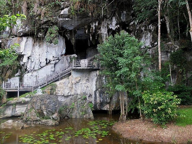 BAU（バウ）の村近くのフェアリー・ケイブ。<br />石灰岩の岩山が雨風に浸食されて出来た洞窟内に仏像が祀ってあります。<br /><br />中から流れ出した水が、洞窟前に池を作っている風情がいい感じ。<br />洞窟に入るには、２０段ほどの階段を上って行くだけ。<br />階段半ばで靴や靴下は脱ぐようになっていました。<br /><br />見学時間は、月〜金曜日は７：３０〜１７：００、<br />　　　　　　土・日・祝日は７：３０〜１６：３０。<br />見学は無料、洞窟前に無料駐車場もあり。