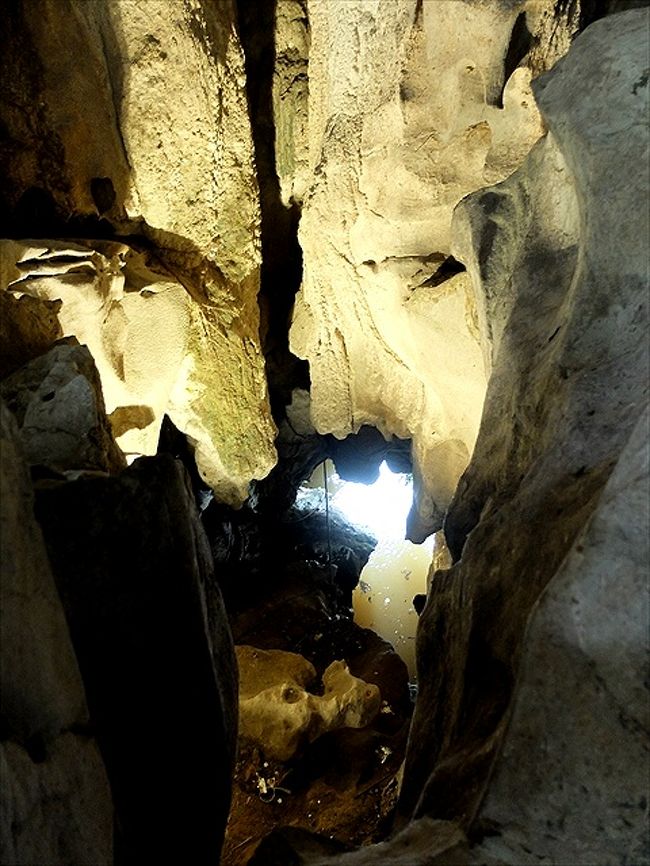 BAU（バウ）の村近くのフェアリー・ケイブ内部。<br /><br />奥行きは無い洞窟ですが、流れ込んだ雨水で侵食された部分が結構複雑に入り組んでいます。<br /><br />洞窟内からは、岩山の基部に出来た池も見下ろせました。<br />