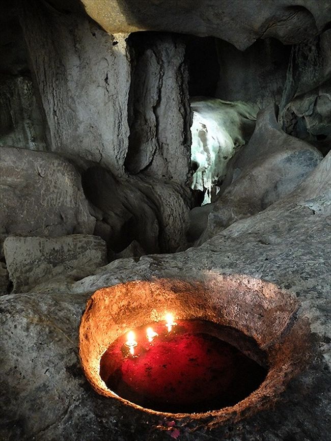 BAU（バウ）の村近くのフェアリー・ケイブ内部。<br /><br />普通のロウソクの代わりに、岩を刳り貫いてしつらえてあった灯明。<br /><br />あ、これはいいアイディア！　