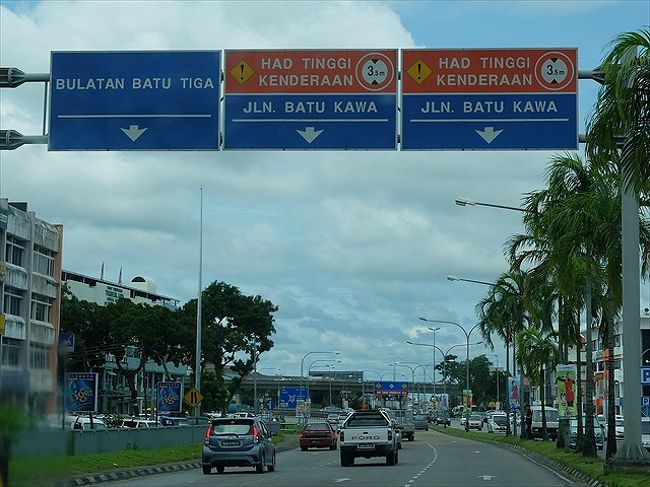 ボルネオ島北部のサラワク州の州都クチン。<br />市街地から郊外へと出て行く道沿いはこんな感じ。<br /><br />今日は、クチンから見て南西へ１００ｋｍ足らずのセリキンの村へとレンタカーで行ってみます。<br /><br />ボルネオ島のドライブと聞くと、<br />「えーっ！！?(ﾟωﾟﾉ)ﾉ　車道なんてあってもすごい状態なんじゃないの？」<br />と思う方もいらっしゃるでしょうが、SUR SHANGHAIたちがこの数日間行ってみた限りの目的地（ダマイ・ビーチ方面、グヌンガディン国立公園方面）への幹線道路沿いは快適に舗装されて、標識も要所要所に出ているし、道筋の主要な村や町には売店付きガソリン・スタンドもありました。<br /><br />結論を先に書くと、今日行くセリキンの村への幹線道路も同じく舗装済みで快適。<br />先日グヌンガディン国立公園方面に行った時に一応確かめておいたんです。