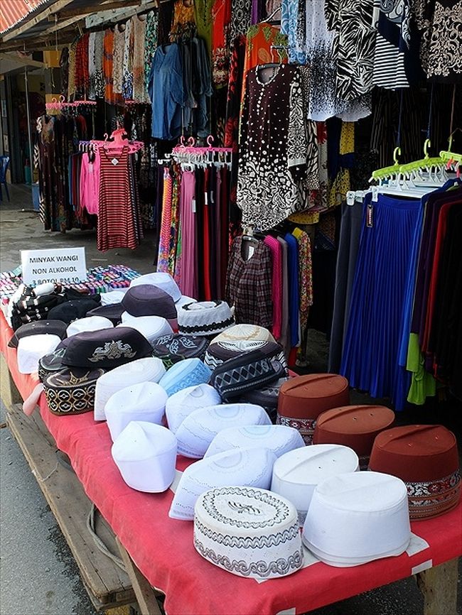 セリキンの村の週末バザール。<br /><br />商品は、地元の人たちの衣料品、生活用品・雑貨類が主。<br /><br />お土産を買おう！と思って行くと、がっかりかも。<br />