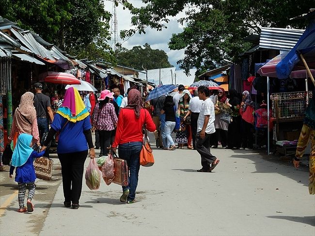 セリキンの村。<br /><br />バザールが出る週末は、たくさんの人たちで賑わいます。<br />この日はお天気がよかったから、一層明るく楽しげ。(*^。^*)<br /><br />マレーシアの国教はイスラム教で、信者の女性は頭を布で覆っていますが、その布はとてもカラフル。<br />全身黒尽くめではありません。