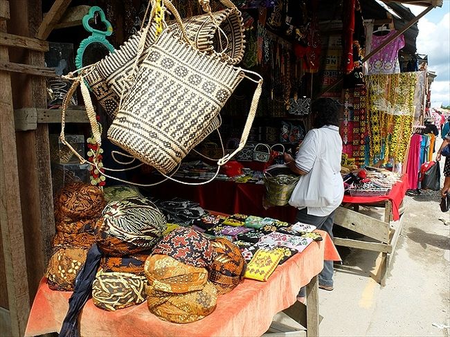 セリキンの村の週末バザール。<br /><br />お土産になるような品揃えのお店は少なかったですが、それでもよく見て行くとバティックやイスラム帽、籠類、キッチュな絵柄のTシャツのお店がポツポツ。<br /><br />簡単な飲食が出来るお店も同じくポツポツ。
