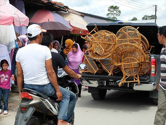 セリキンの村の週末バザール。<br /><br />テーブルや椅子を大量に買い付けて去る人も。