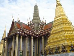 外観のみのプラサート・プラ・テープビドーンは国王の像があるらしいです。その手前にはプラ・スワナ・チェディと言う黄金の仏塔。格式ある寺院ならでは。