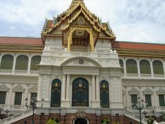 公式行事に使われるチャクリー・マハー・プラサート宮殿。洋風ながら随所にタイの建築様式が取り込まれ気品に満ちた宮殿です。