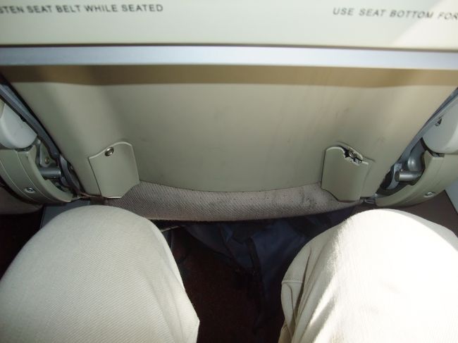 座席、狭っ！<br />ＴＡＭはもともとブラジルではローコストで運航している会社なので<br />仕方ありません。