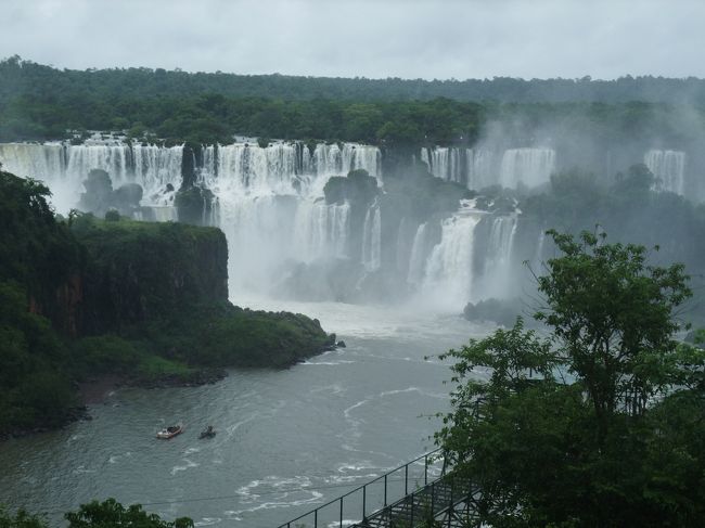 滝だぁー！<br />まだ最初なのに感動です。<br />ナイアガラ、ビクトリア、イグアス、世界三大瀑布コンプです！