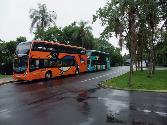 入口からは園内バスで散策に向かいます。<br />カラフルなバスが何台も走っています。<br />２階席は屋根はあっても窓がないので、雨の時は要注意です。