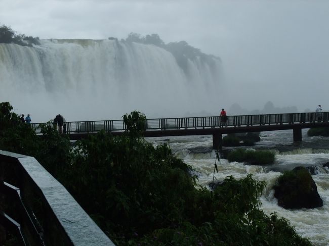 いっぱい写真撮りましたが雨が降っていてあまり上手く撮れませんでした。<br />この橋を通って滝の近くまで行けます。