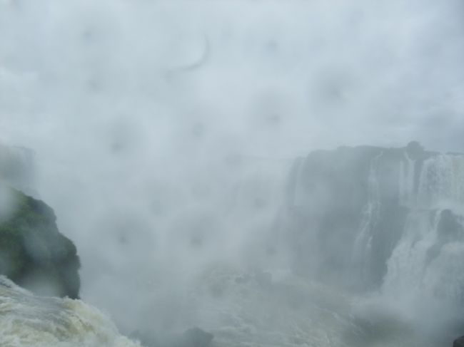 橋の先端の滝にいちばん近いところです。<br />滝の水しぶきなのか雨なのかもう分かりません。<br />