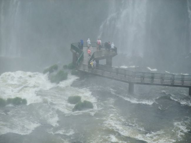 橋の先はこんな感じです。