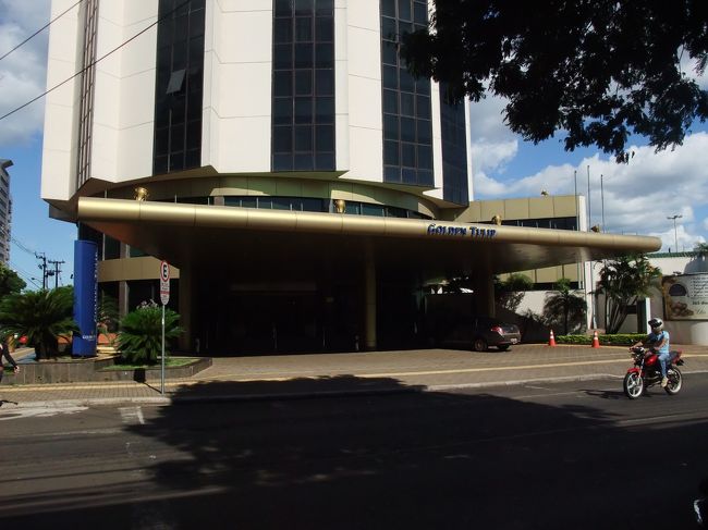 観光後はタクシーでイグアス市内へ。<br />ホテルは「Golden Tulip」です。<br />バスターミナルからも近く便利でした。<br />