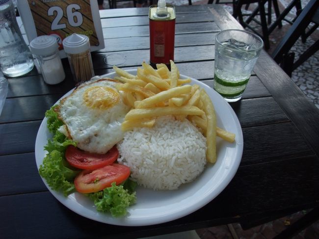 夕食は近くのレストランへ。<br />お肉（牛）とサラダとポテトそしてライスのプレートです。<br />味は・・・でしたが店員のお兄さんが陽気でいい感じでした。<br /><br />日本を出発してから２日目、早めに休むことにしました。