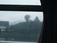 途中、反対側の車窓に大洲城が見てました。
行けなかった時の為に、写真撮っておきます。

車中ほとんどiPadいじってたか寝てました。