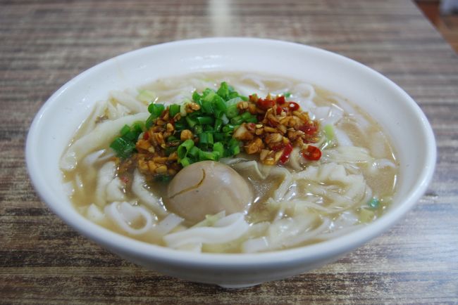 本日はハノイまでのバス利用の国境越え。<br />８時間から１０時間くらいかかりそうだ。<br /><br />８時過ぎ出発のバス。<br /><br />近くに米粉屋さんがあり、激辛にして、食す。<br />