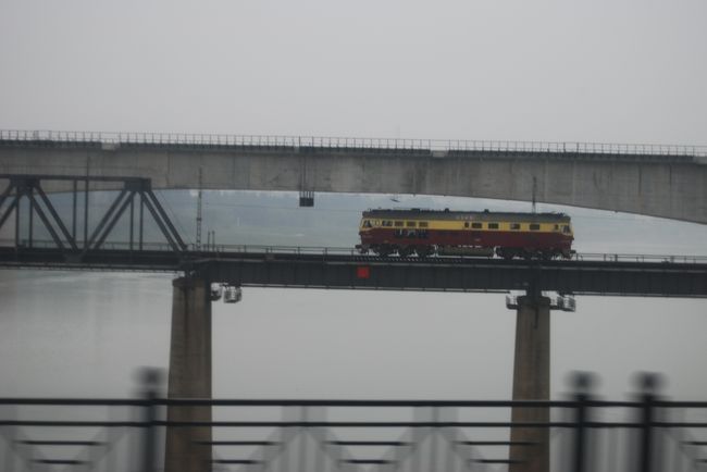 南寧から、西に向けバスは高速に入る。<br /><br />だんだんと熱帯系の植物、ヤシとかバナナとかといった感じの木々を目にするようになる。