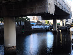 一石橋を渡り、常盤橋交差点へ出る。その交差点の先にあるのが、日本橋川に架かる常盤橋である。橋の上からは、上流側に明治10年(1877)に架けられた常磐橋が見えるのだが、ちょうど修復中で土台部分しか見えなかった。江戸時代には、常盤橋門に架かる木橋だった橋である。橋の西詰には、常盤橋門の石垣も残っている。
