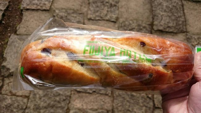 こちらも味見。美味しい!!。でも、りんごクリームンパンと胡桃アンパンの方が美味しかった。写真撮る前にパクリ。既に自分の胃の中で消化中((●ﾟνﾟ)。