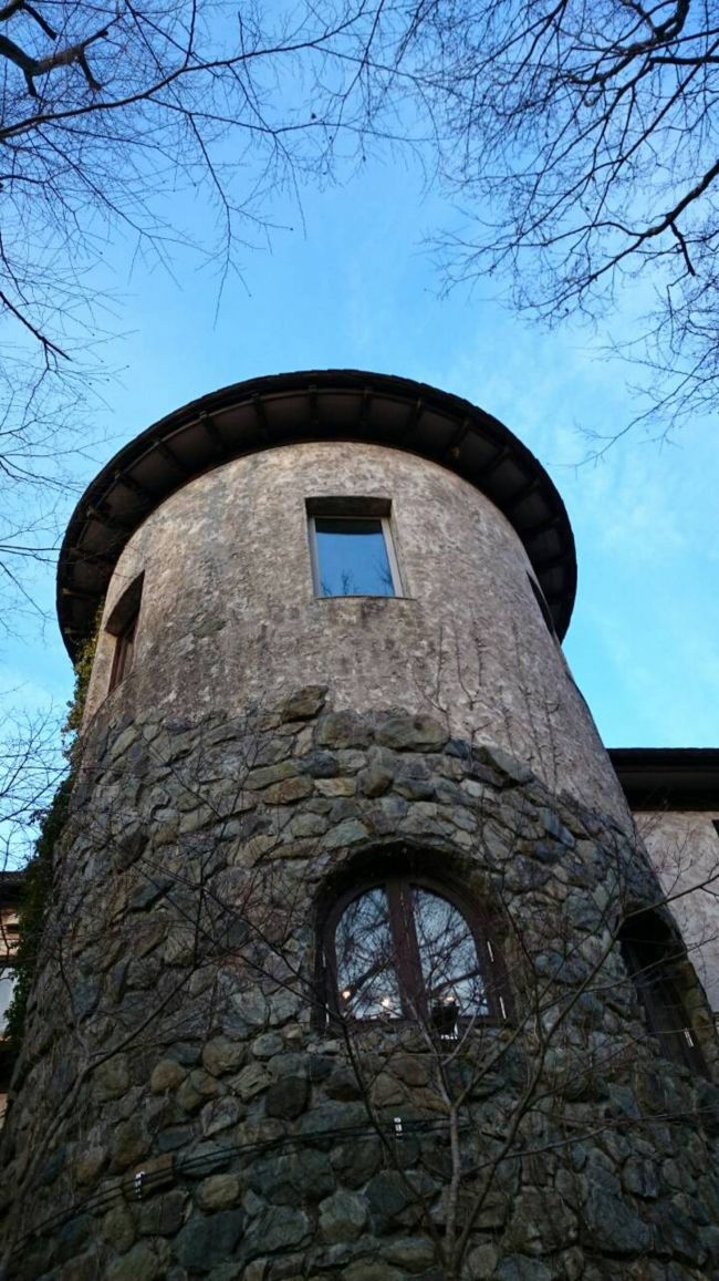 誰かが窓から覗いていそーな...。