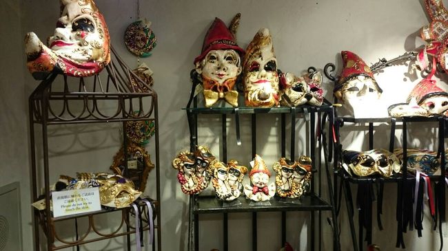 美術館の中。仮面がいっぱい。