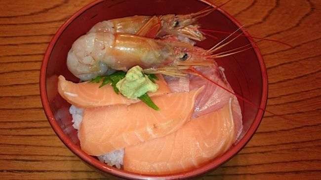 自分ゎ海老+サーモン+ブリ丼。お味噌付き。漁師汁と説明されたよーな。