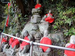 本堂から約8分ほど登りました。

十六羅漢石造物です。