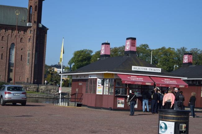 さて昨日観光中にフェリーの時間はチェックしていましたのでその時間に合わせ、フェリー乗り場へ向かいます。<br />乗り場は市庁舎のすぐそば。この可愛らしい建物がチケット売り場です。9時くらいのフェリーに乗る予定で行きましたが、すでに数人並んでいました。