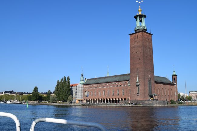 フェリーの甲板にでて、ベンチに座りました。<br />9月1週目なのにフェリーの上ではやはりブルゾンがないと寒いですね。お天気はすごく良かったんですけどね。フェリーで行かれる方は、防寒必須。暖かかったら脱げばいいんだから。。。薄着の方は、甲板に長く居られず、室内へ退散されていました。<br />昨日行った市庁舎&amp;塔が見えます。青い空に映えますね〜