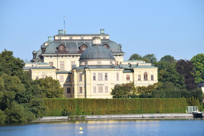 1時間弱フェリーに乗るとドロットニングホルム宮殿に到着します