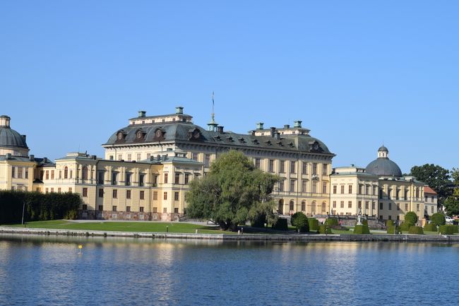 ドロットニングホルム宮殿は、若くして未亡人となったスウェーデン国王妃のヘトヴィヒ・エレオノーラにより建設が1662年に始められ1686年に完成。1981年より国王と家族は王宮ではなく、ここに住んでいる。<br />"ドロットニングホルム"とは"王妃の小島"の意味だとか。。。<br />　現在は3階建て220室あり、イタリアやフランスの影響を受けたバロック様式風建築の建物。<br />