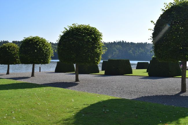 フェリーを降りてから、宮殿までにも庭園があります
