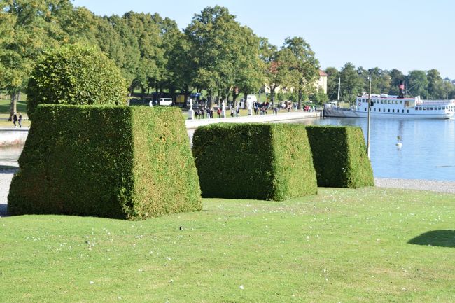すごく手入れされていますね〜<br /><br />綺麗な台形の形をしていて、ちょっとビックリ<br /><br />宮殿前のメーラレン湖もうまく景色の一部として取り入れられ、水と緑すごく眺めがいい景色です。